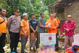 Rumah roboh akibat pohon tumbang, BPBD Probolinggo berikan bantuan