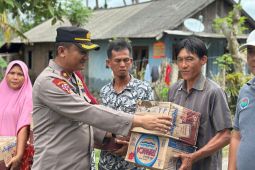 Polisi berikan bantuan ke warga korban banjir di Pesisir Barat