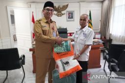 Sekda Kabupaten Bogor beri hadiah umrah kepada guru SLB inspiratif