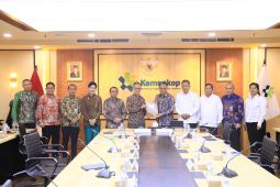 OJK terima daftar koperasi sektor jasa keuangan dari Kementerian Koperasi