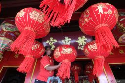 Persiapan imlek di klenteng cagar budaya Kota Kediri