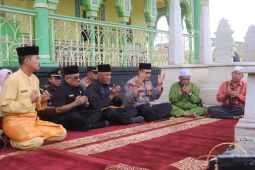 Peringatan Hari Jadi Langkat Ke-275 makam pahlawan nasional Amir Hamzah di ziarahi para tokoh