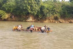 Pelajar di Jember gunakan rakit bambu seberangi sungai untuk sekolah
