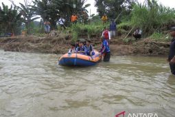 Baret Rescue Jember seberangkan pelajar ke sekolah dengan perahu karet
