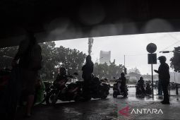 Jakarta berpotensi diguyur hujan sejak siang hingga malam hari pada Senin