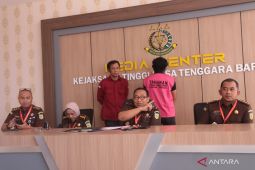 Tersangka MSZ sebagai Offtaker penyalur KUR sapi serahkan diri ke Kejati NTB