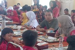 TNI uji coba MBG kepada siswa Sekolah Luar Biasa di Lampung