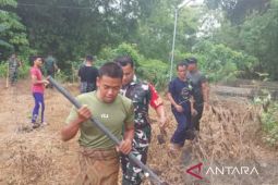 Kodim 0826 Pamekasan tanam pohon cegah  tanah longsor