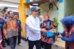 Mensos salurkan bantuan bagi lansia di Sidoarjo