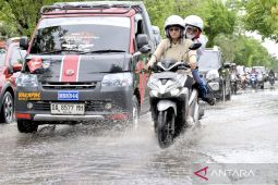 Banjir rob dan genangan air akibat hujan di Banjarmasin