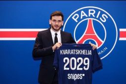 Khvicha Kvaratskhelia resmi berseragam Paris Saint-Germain hingga Juni 2029