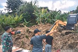 Longsor jebol dinding rumah di Muara Enim Sumsel