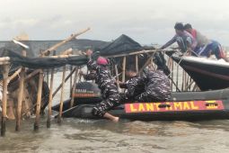 TNI AL targetkan bongkar pagar laut dua kilometer per hari