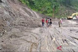 Petugas evakuasi longsoran yang tutup jalan nasional Bagbagan-Kiaradua Sukabumi