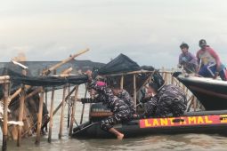 TNI AL dan  warga bongkar pagar laut di Tangerang