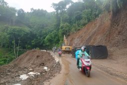 Truk AMDK terguling akibat nekat tembus jalan yang tertimbun longsor di Sukabumi