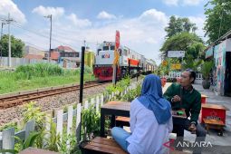 "Trainspotting" sembari ditemani es dawet segar di Sidoarjo