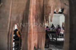 Siswa belajar di ruang kelas rusak