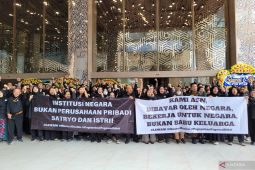 Ratusan ASN Ditjen Dikti gelar aksi damai di depan kantor Kemdiktisaintek Jakarta