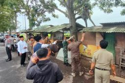 Petugas bongkar kios penjualan obat terlarang