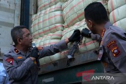 Polda Kalbar ungkap penyelundupan pakaian bekas bernilai miliaran Rupiah