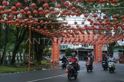 Pemasangan lampion Imlek di jalan Pontianak