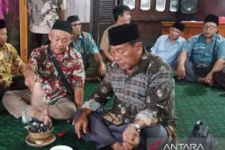 Ritual adat mencari buronan Desertir Sertu Hendri