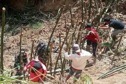 Warga Mamasa dan TNI tanam bambu di perbukitan sebagai penahan longsor