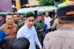 Wapres Gibran berdialog dengan warga saat tinjau posko kebakaran Kemayoran