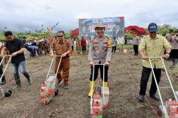 Polres HST  tanam jagung di desa sentra produksi dukung Astacita