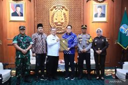Pj Gubernur Jatim serahkan SK perpanjangan Pj Bupati Sampang