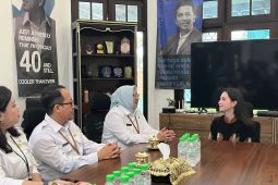 BKKBN Jatim-Arumi Bachsin diskusi wujudkan keluarga berkualitas