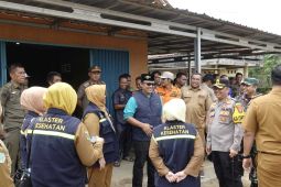 Ardito tinjau lokasi banjir dan serahkan bantuan korban banjir