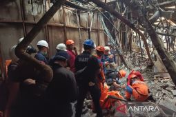 Polisi olah TKP kebakaran Glodok Plaza usai proses penyisiran