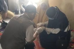 Dinkes Tasikmalaya periksa puluhan warga yang sakit serentak
