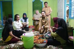 Pj. Bupati Pringsewu serahkan bantuan bagi warga terdampak banjir