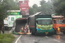 Polisi Blitar evakuasi truk gandeng muatan jagung terguling