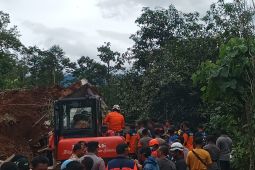Satu korban tertimbun longsor di Jombang ditemukan