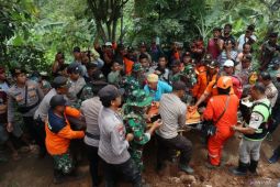 Evakuasi korban longsor Wonosalam Jombang