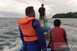 Tim SAR selamatkan empat penumpang "longboat" mati mesin di  KKT