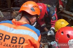 Petugas  kembali evakuasi satu kantong jenazah kebakaran di Glodok Plaza