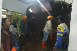 Longsor dan angin puting beliung landa dua desa di Sukabumi pada Kamis