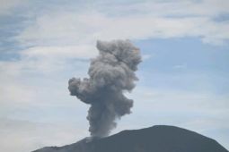 Gunung Ibu di Halmahera barat  semburkan abu vulkanik setinggi 700 meter