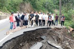 Komisi D DPRD Sulsel pantau kondisi jalan amblas di Barru