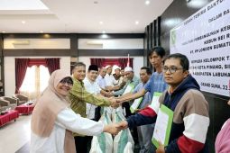 Lonsum beri bantuan pupuk untuk ratusan petani di Labusel