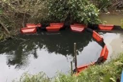 Tim gabungan bersihkan tumpahan minyak yang cemari aliran Sungai Dua di Muba