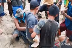 Dua siswa SD Kabupaten OKU Timur tewas tertimbun longsor sedalam satu meter