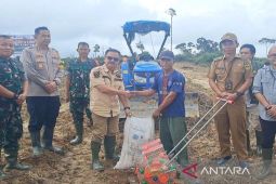 Pemkab Gumas salurkan bantuan alsintan kepada petani