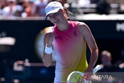 Swiatek lolos dari tekanan Eala untuk capai babak kedua Madrid Open