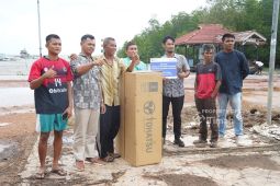 PT Timah bantu nelayan Beruas alat tangkap ikan